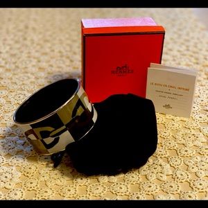 HERMES
Black/Grey Chain d'Ancre Printed Enamel Extra Wide Bangle Bracelet